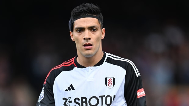 Raúl Jiménez con gesto sorprendido